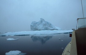Zwischen den riesigen Bergen im Sermilik Fjord